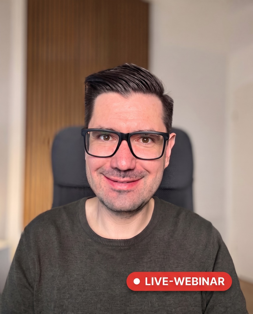 Daniel Käsbauer, Blick in die Kamera, mit dem Hinweis „Live-Webinar“